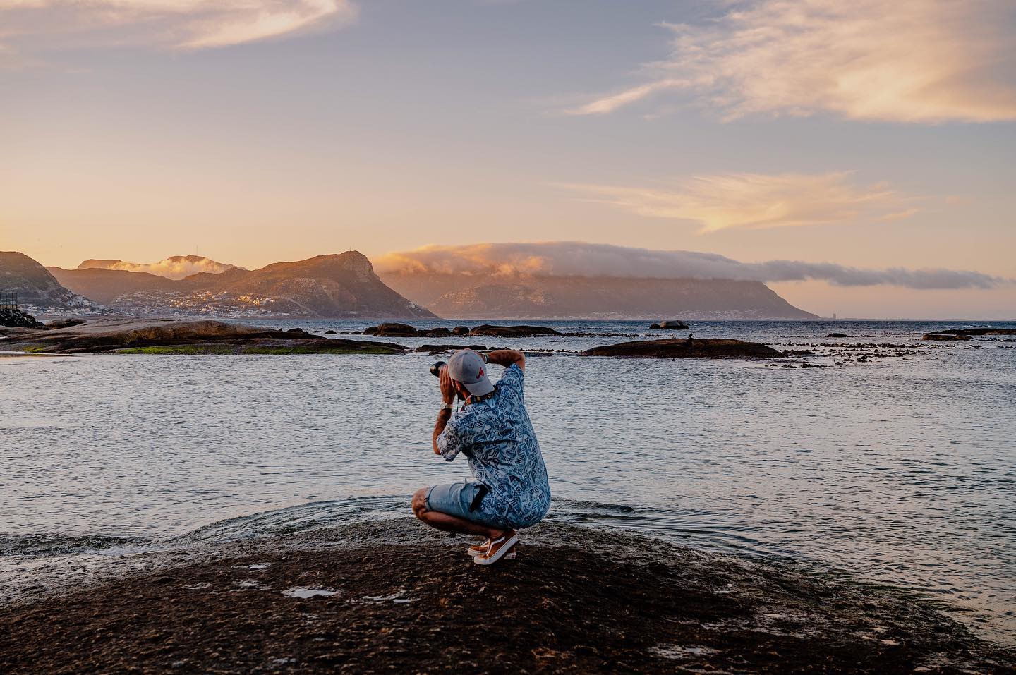 📍Cape Town, Africa
Des sunsets de folie comme on en voudrait tous les soirs ! 🥰
Tellement content d’avoir pu partager ma semaine d’aventures avec un ami rencontré à l’auberge de jeunesse sur place ! Photo, rando, safari : c’était un voyage très réussi 🦁🐧📸
#capetown #bouldersbeach #digitalnomades #frenchdigitalnomade #lecap #southafrica #africasunset #travelphotography